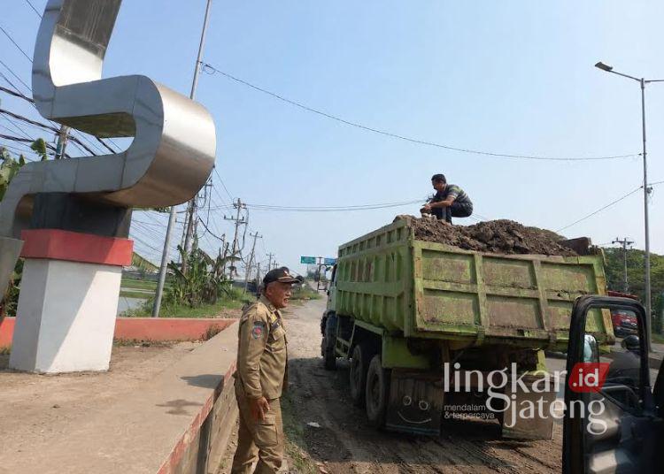 Satpol PP Kendal Tertibkan Aktivitas Galian C di Jalan Kaliwungu 25 Petugas Satpol PP Kendal menertibkan parkir kendaraan proyek tambang di Jalan Lingkar Kaliwungu, Desa Sumberejo, Kecamatan Kaliwungu beberapa waktu lalu. (dok for Lingkarjateng.id)