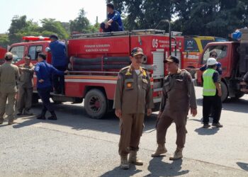 Personel Satpolkar Kendal mendampingi sidak aktivitas pertambangan di perbatasan Kendal-Semarang di Desa Sumberejo, Kecamatan Kaliwungu, Rabu, 10 Juni 2026. (Anik Kustiani/Lingkarjateng.id)