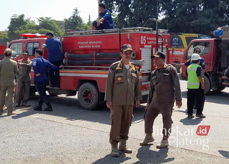 Satpolkar Kendal Terjunkan Personel Dukung Sidak Tambang Bersama Bupati Tika dan Satgas MBLB 25 Personel Satpolkar Kendal mendampingi sidak aktivitas pertambangan di perbatasan Kendal-Semarang di Desa Sumberejo, Kecamatan Kaliwungu, Rabu, 10 Juni 2026. (Anik Kustiani/Lingkarjateng.id)