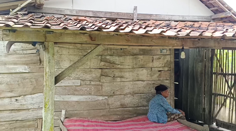 Usia Hampir Seabad, Lansia Blora Bertahan Hidup di Rumah Tak Layak Selama Tiga Dekade 25 Sarni Tampak duduk di depan rumahnya yang sudah ditinggali selama tiga dekade. Foto : Eko Wicaksono/Lingkar