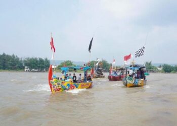 Sejumlah warga mengikuti tradisi sedekah laut di pesisir Dusun Roban Timur, Desa Sengon, Kecamatan Subah, Kabupaten Batang pada Minggu, 28 Juni 2026. (Diskominfo Batang/Lingkarjateng.id)
