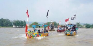 Sejumlah warga mengikuti tradisi sedekah laut di pesisir Dusun Roban Timur, Desa Sengon, Kecamatan Subah, Kabupaten Batang pada Minggu, 28 Juni 2026. (Diskominfo Batang/Lingkarjateng.id)