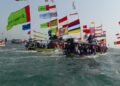 Warga mengikuti tradisi larung sesaji dalam rangkaian acara sedekah laut di Desa Gempolsewu, Kecamatan Rowosari, Kabupaten Kendal, Jumat, 26 Juni 2026. (Anik Kustiani/Lingkarjateng.id)