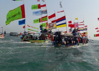 Warga mengikuti tradisi larung sesaji dalam rangkaian acara sedekah laut di Desa Gempolsewu, Kecamatan Rowosari, Kabupaten Kendal, Jumat, 26 Juni 2026. (Anik Kustiani/Lingkarjateng.id)