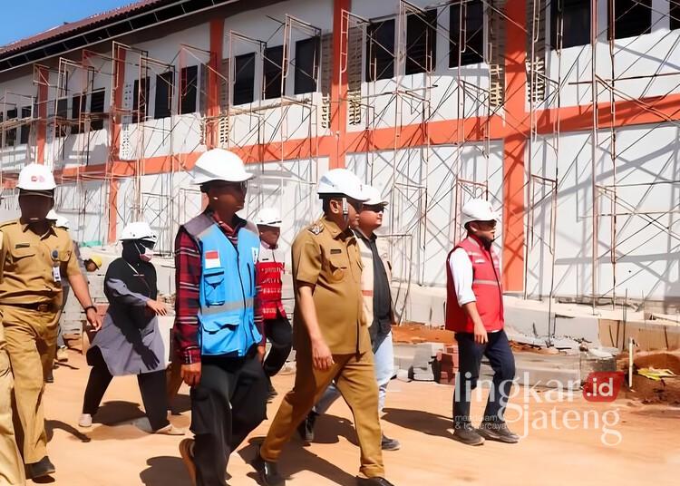 Plt Bupati Pati, Risma Ardhi Chandra, bersama jajarannya saat meninjau pembangunan Sekolah Rakyat di Kecamatan Tlogowungu, Kabupaten Pati, Selasa, 30 Juni 2026. (Humas Pemkab Pati/Lingkarjateng.id)