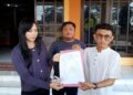 Sejumlah peserta seleksi calon perangkat Desa Werdoyo, Kecamatan Kebonagung, Kabupaten Demak, menunjukkan surat aduan yang dikirim ke DPRD Demak, Kamis, 18 Juni 2026. (M. Burhanuddin Aslam/Lingkarjateng.id)
