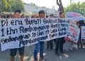 Sudewo Jalani Sidang Perdana di Semarang, Ratusan Massa Hadiri Persidangan 34 Massa hadir di halaman kantor Pengadilan Tindak Pidana Korupsi Semarang pada hari persidangan Bupati Pati nonaktif, Sudewo, Senin, 15 Juni 2026. (Rizky Syahrul/Lingkarjateng.id)