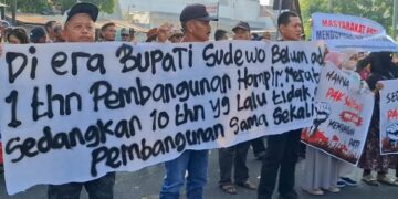Sudewo Jalani Sidang Perdana di Semarang, Ratusan Massa Hadiri Persidangan 1 Massa hadir di halaman kantor Pengadilan Tindak Pidana Korupsi Semarang pada hari persidangan Bupati Pati nonaktif, Sudewo, Senin, 15 Juni 2026. (Rizky Syahrul/Lingkarjateng.id)