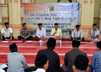 Plt Bupati Pekalongan Sukirman bersama Forkopimda dan ulama mengikuti doa bersama menyambut Tahun Baru Islam 1448 Hijriah di Masjid Agung Al-Muhtarom Kajen, Senin, 15 Juni 2026. (Fahri Akbar/Lingkarjateng.id)