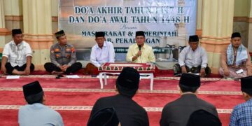 Sambut 1 Muharram, Plt Bupati Pekalongan Ajak Warga Muhasabah dan Perkuat Iman 10 Plt Bupati Pekalongan Sukirman bersama Forkopimda dan ulama mengikuti doa bersama menyambut Tahun Baru Islam 1448 Hijriah di Masjid Agung Al-Muhtarom Kajen, Senin, 15 Juni 2026. (Fahri Akbar/Lingkarjateng.id)