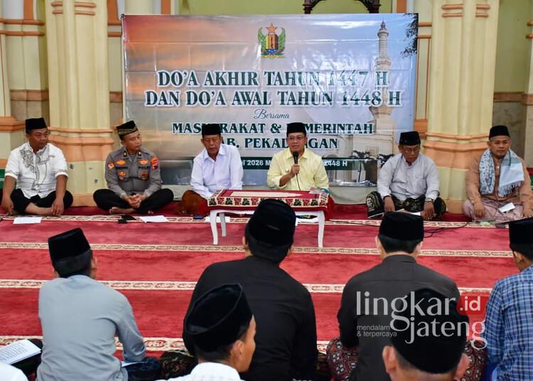 Sambut 1 Muharram, Plt Bupati Pekalongan Ajak Warga Muhasabah dan Perkuat Iman 25 Plt Bupati Pekalongan Sukirman bersama Forkopimda dan ulama mengikuti doa bersama menyambut Tahun Baru Islam 1448 Hijriah di Masjid Agung Al-Muhtarom Kajen, Senin, 15 Juni 2026. (Fahri Akbar/Lingkarjateng.id)