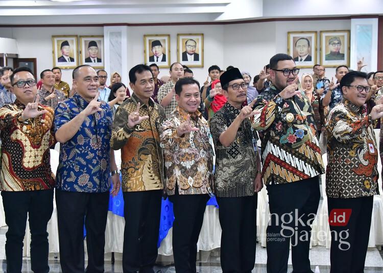 Plt Bupati Pekalongan Bidik Kemandirian Fiskal Lewat Penguatan Akses Keuangan Daerah 25 Plt Bupati Pekalongan, Sukirman (tengah) saat menghadiri Rakorda dan Rapat Pleno TPAKD Jawa Tengah 2026 di Semarang, Kamis, 18 Juni 2026. (Prokompim Setda Kab. Pekalongan/Lingkarjateng.id)