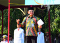 Plt Bupati Pekalongan, Sukirman, saat  memimpin Upacara Peringatan Hari Keluarga Nasional (Harganas) ke-33 Tahun 2026 yang digelar di lapangan belakang kantor Setda setempat, Senin, 29 Juni 2026. (Fahri Akbar/Lingkarjateng.id)