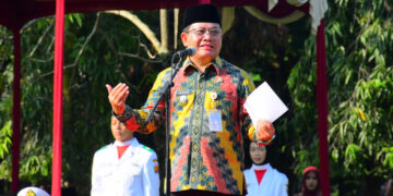 Plt Bupati Pekalongan, Sukirman, saat  memimpin Upacara Peringatan Hari Keluarga Nasional (Harganas) ke-33 Tahun 2026 yang digelar di lapangan belakang kantor Setda setempat, Senin, 29 Juni 2026. (Fahri Akbar/Lingkarjateng.id)
