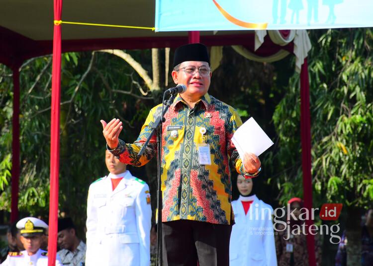 Plt Bupati Pekalongan, Sukirman, saat  memimpin Upacara Peringatan Hari Keluarga Nasional (Harganas) ke-33 Tahun 2026 yang digelar di lapangan belakang kantor Setda setempat, Senin, 29 Juni 2026. (Fahri Akbar/Lingkarjateng.id)