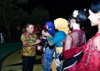 Plt Bupati Pekalongan Sukirman memberikan arahan kepada finalis Mas dan Mbak Duta Wisata saat sarasehan karantina di La’Ranch Glamping, Karanganyar, Selasa, 9 Juni 2026 malam. (dok for Lingkarjateng.id)