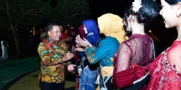 Plt Bupati Pekalongan Sukirman memberikan arahan kepada finalis Mas dan Mbak Duta Wisata saat sarasehan karantina di La’Ranch Glamping, Karanganyar, Selasa, 9 Juni 2026 malam. (dok for Lingkarjateng.id)