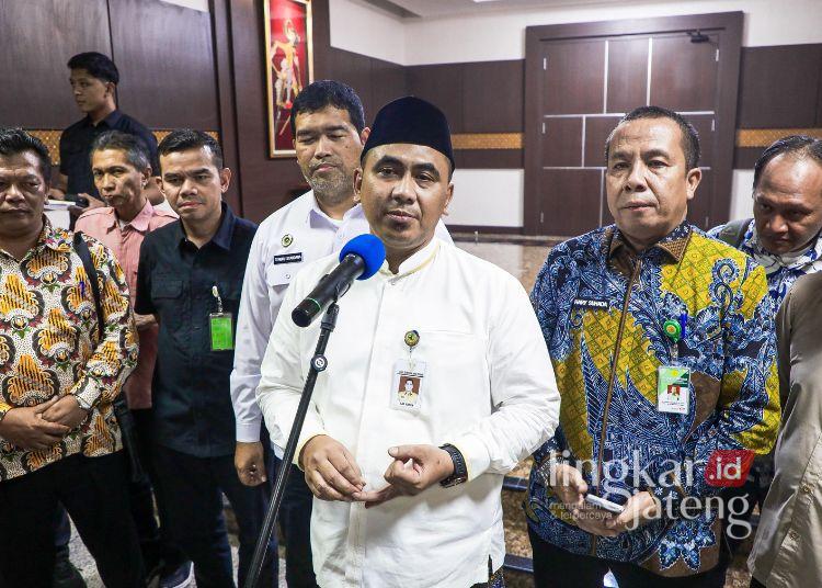 SPPG di Jateng Diwajibkan Serap Telur dan Ayam dari Peternak Lokal 25 Wakil Gubernur Jawa Tengah sekaligus Ketua Satgas MBG Jateng, Taj Yasin Maimoen, memberi keterangan usai rapat koordinasi di Kompleks Kantor Gubernur Jawa Tengah, Semarang, Jumat, 19 Juni 2026. (Humas Pemprov Jateng/Lingkarjateng.id)