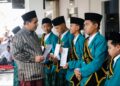 Wagub Jateng Salurkan Bisyaroh untuk Santri Penghafal Al-Qur'an di Kudus 34 Wakil Gubernur Jawa Tengah, Taj Yasin Maimoen, menyalurkan bisyaroh kepada santri dalam acara Haflatul Hidzaq Khotmil Qur'an dan Muwadaah Pondok Pesantren Al Fattah Raudhatul Qur'an di Kecamatan Jekulo, Kabupaten Kudus, Selasa, 9 Juni 2026. (Humas Pemprov Jateng/Lingkarjateng.id)