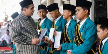 Wagub Jateng Salurkan Bisyaroh untuk Santri Penghafal Al-Qur'an di Kudus 16 Wakil Gubernur Jawa Tengah, Taj Yasin Maimoen, menyalurkan bisyaroh kepada santri dalam acara Haflatul Hidzaq Khotmil Qur'an dan Muwadaah Pondok Pesantren Al Fattah Raudhatul Qur'an di Kecamatan Jekulo, Kabupaten Kudus, Selasa, 9 Juni 2026. (Humas Pemprov Jateng/Lingkarjateng.id)