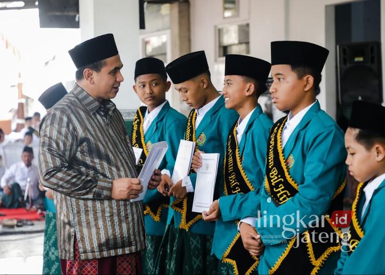 Wagub Jateng Salurkan Bisyaroh untuk Santri Penghafal Al-Qur'an di Kudus 25 Wakil Gubernur Jawa Tengah, Taj Yasin Maimoen, menyalurkan bisyaroh kepada santri dalam acara Haflatul Hidzaq Khotmil Qur'an dan Muwadaah Pondok Pesantren Al Fattah Raudhatul Qur'an di Kecamatan Jekulo, Kabupaten Kudus, Selasa, 9 Juni 2026. (Humas Pemprov Jateng/Lingkarjateng.id)
