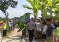 Puluhan warga menggelar aksi tanam pohon pisang jilid 2 di ruas Jalan Provinsi Randublatung-Cepu, Kabupaten Blora, Kamis, 4 Juni 2026. (Hanafi/Lingkarjateng.id)