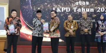 Tata Kelola Keuangan Daerah Salatiga Raih WTP ke-10 Berturut-turut 10 Wali Kota Salatiga Robby Hernawan (ketiga kiri) menerima penghargaan opini Opini Wajar Tanpa Pengecualian (WTP) atas Laporan Keuangan Pemerintah Daerah dari Kepala Perwakilan BPK Provinsi Jawa Tengah, Ahmad Luthfi H. Rahmatullah di Semarang, Kamis, 11 Juni 2026. (Dok.Prokompim Setda Salatiga/Lingkarjateng.id)