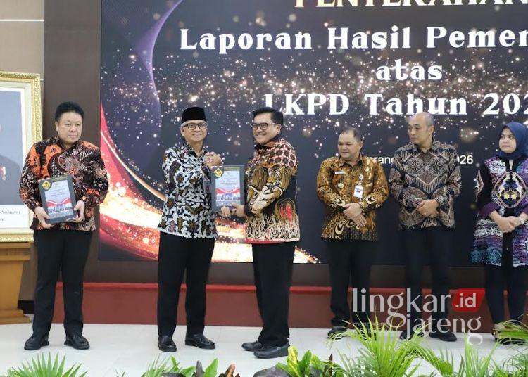 Tata Kelola Keuangan Daerah Salatiga Raih WTP ke-10 Berturut-turut 25 Wali Kota Salatiga Robby Hernawan (ketiga kiri) menerima penghargaan opini Opini Wajar Tanpa Pengecualian (WTP) atas Laporan Keuangan Pemerintah Daerah dari Kepala Perwakilan BPK Provinsi Jawa Tengah, Ahmad Luthfi H. Rahmatullah di Semarang, Kamis, 11 Juni 2026. (Dok.Prokompim Setda Salatiga/Lingkarjateng.id)