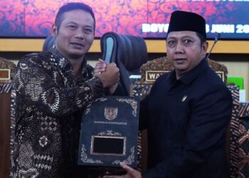 Bupati Boyolali Agus Irawan menyerahkan Ranperda Tentang Pertanggungjawaban Pelaksanaan APBD Tahun Anggaran 2025 kepada DPRD Boyolali dalam rapat paripurna pada Kamis, 18 Juni 2026. (dok Diskominfo Boyolali/Lingkarjateng.id)