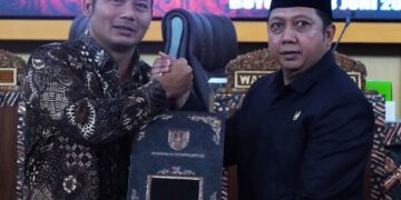 Tata Kelola Keuangan Pemkab Boyolali Dapat Opini WTP, Bupati Paparkan Realisasi APBD 2025 10 Bupati Boyolali Agus Irawan menyerahkan Ranperda Tentang Pertanggungjawaban Pelaksanaan APBD Tahun Anggaran 2025 kepada DPRD Boyolali dalam rapat paripurna pada Kamis, 18 Juni 2026. (dok Diskominfo Boyolali/Lingkarjateng.id)