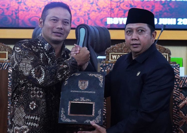 Tata Kelola Keuangan Pemkab Boyolali Dapat Opini WTP, Bupati Paparkan Realisasi APBD 2025 25 Bupati Boyolali Agus Irawan menyerahkan Ranperda Tentang Pertanggungjawaban Pelaksanaan APBD Tahun Anggaran 2025 kepada DPRD Boyolali dalam rapat paripurna pada Kamis, 18 Juni 2026. (dok Diskominfo Boyolali/Lingkarjateng.id)