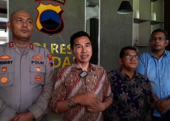 Wakil Bupati Benny Karnadi (kedua kiri) didampingi Ketua DPRD Kendal Mahfud Sodiq (kedua kanan) usai rapat koordinasi lintas sektoral di Aula Mapolres Kendal, Kamis, 4 Juni 2026. (Anik Kustiani/Lingkarjateng.id)