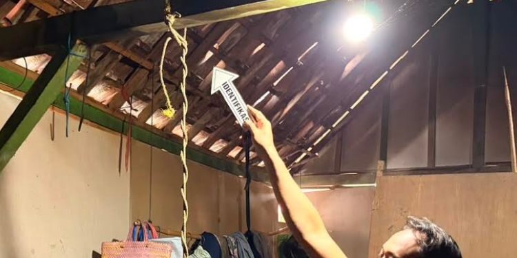 TKP: Anggota kepolisian Polsek Kradenan olah kejadian perkara kasus seorang ibu mengakhiri hidup di Desa Mojorembun, Kecamatan Kradenan, Kabupaten Blora pada Selasa, 23 Juni 2026. (dok for Lingkarjateng.id)