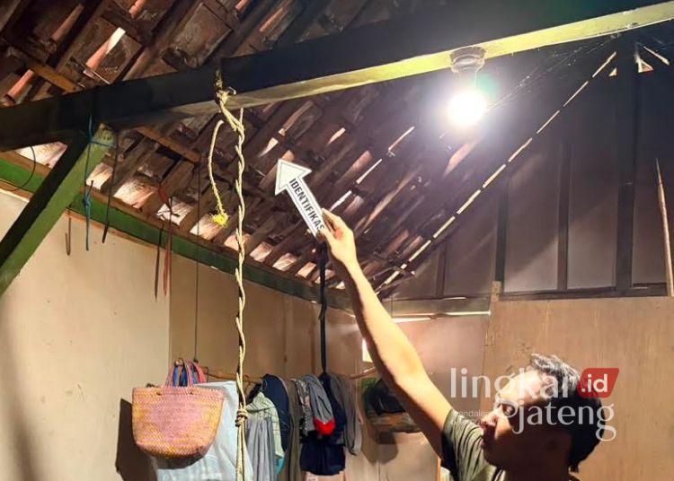 Tragis, Ibu di Blora Diduga Akhiri Hidup Akibat Kesulitan Biaya Sekolah Anak ke Ponpes 25 TKP: Anggota kepolisian Polsek Kradenan olah kejadian perkara kasus seorang ibu mengakhiri hidup di Desa Mojorembun, Kecamatan Kradenan, Kabupaten Blora pada Selasa, 23 Juni 2026. (dok for Lingkarjateng.id)