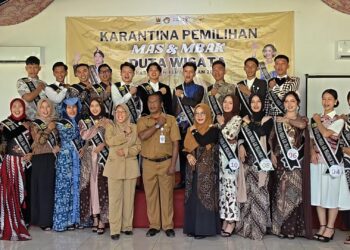 Sebanyak 20 pasang finalis Pemilihan Mas dan Mbak Duta Wisata Kabupaten Pekalongan Tahun 2026 berfoto bersama usai pembukaan masa karantina di objek wisata La’Ranch, Kecamatan Karanganyar, Selasa (9/6/2026). Foto : Fahmi/Lingkar