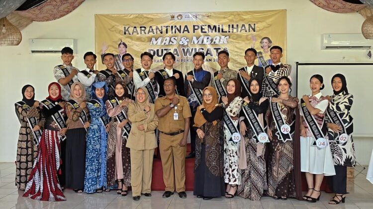 Sebanyak 20 pasang finalis Pemilihan Mas dan Mbak Duta Wisata Kabupaten Pekalongan Tahun 2026 berfoto bersama usai pembukaan masa karantina di objek wisata La’Ranch, Kecamatan Karanganyar, Selasa (9/6/2026). Foto : Fahmi/Lingkar
