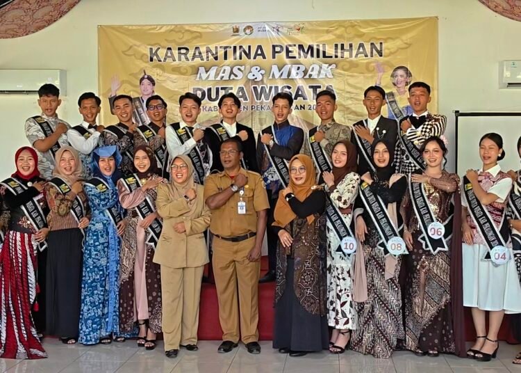 Sebanyak 10 pasang finalis Pemilihan Mas dan Mbak Duta Wisata Kabupaten Pekalongan Tahun 2026 berfoto bersama usai pembukaan masa karantina di objek wisata La’Ranch, Kecamatan Karanganyar, Selasa (9/6/2026). Foto : Fahri Akbar/Lingkar