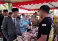 Wakil Bupati Kendal, Benny Karnadi, saat meninjau bazar telur ayam segar di Alun-alun Kendal, Senin, 29, Juni 2026. (Anik Kustiani/Lingkarjateng.id)