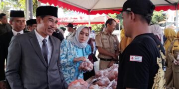 Wakil Bupati Kendal, Benny Karnadi, saat meninjau bazar telur ayam segar di Alun-alun Kendal, Senin, 29, Juni 2026. (Anik Kustiani/Lingkarjateng.id)