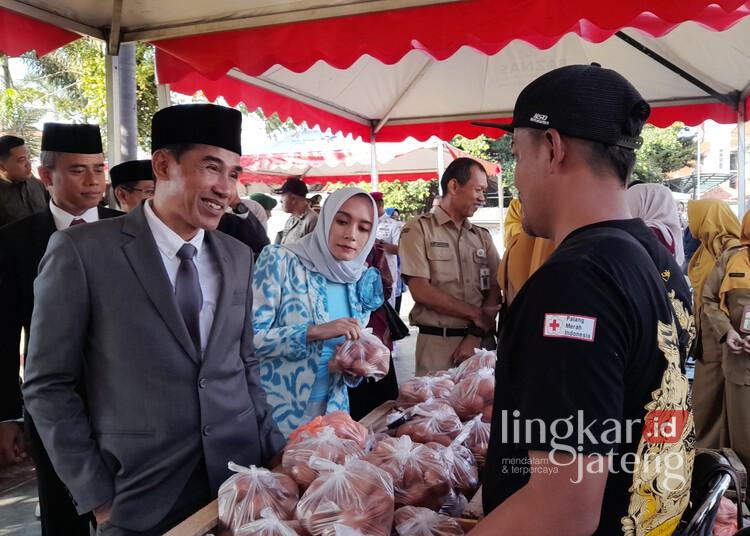 Harga Telur Anjlok, Pemkab Kendal Gelar Bazar untuk Bantu Peternak 25 Wakil Bupati Kendal, Benny Karnadi, saat meninjau bazar telur ayam segar di Alun-alun Kendal, Senin, 29, Juni 2026. (Anik Kustiani/Lingkarjateng.id)