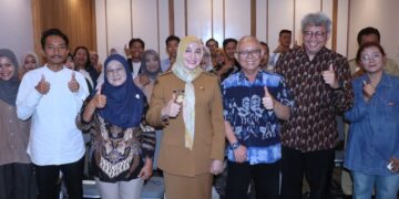 Wakil Wali Kota Pekalongan, Balgis Diab, bersama Kemitraan Indonesia saat meluncurkan Program Rumah Livelihood di Hotel Aston Pekalongan, Senin, 8 Juni 2026. (Fahri Akbar/Lingkarjateng.id)