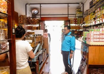 Wali Kota Salatiga, Robby Hernawan, melihat produk unggulan hasil karya UMKM yang dipajang di ruang pamer Gedung Dekranasda, Jalan Fatmawati, baru-baru ini. (Dok. Prokompim Setda Salatiga/Lingkarjateng.id)