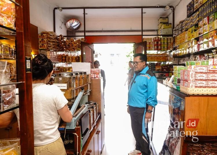 Gedung Dekranasda Salatiga Akan Disulap Jadi Pusat Kreativitas dan Showroom UMKM 25 Wali Kota Salatiga, Robby Hernawan, melihat produk unggulan hasil karya UMKM yang dipajang di ruang pamer Gedung Dekranasda, Jalan Fatmawati, baru-baru ini. (Dok. Prokompim Setda Salatiga/Lingkarjateng.id)
