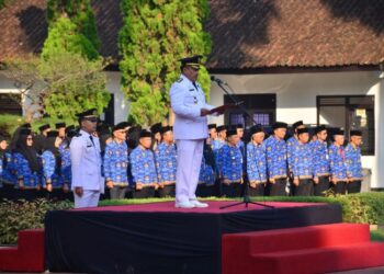 Wali Kota Salatiga: Pancasila Harus Hidup dalam Kebijakan, Tindakan, dan Pengabdian 32 UPACARA BENDERA: Wali Kota Salatiga Robby Hernawan menyampaikan amanat dalam Upacara Peringatan Hari Lahir Pancasila Tahun 2026 di Halaman Kantor Pemerintah Kota (Pemkot) Salatiga, Senin, 1 Juni 2026. (Dok.Prokompim Setda Salatiga/Lingkarjateng.id)