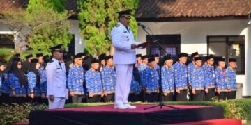 Wali Kota Salatiga: Pancasila Harus Hidup dalam Kebijakan, Tindakan, dan Pengabdian 10 UPACARA BENDERA: Wali Kota Salatiga Robby Hernawan menyampaikan amanat dalam Upacara Peringatan Hari Lahir Pancasila Tahun 2026 di Halaman Kantor Pemerintah Kota (Pemkot) Salatiga, Senin, 1 Juni 2026. (Dok.Prokompim Setda Salatiga/Lingkarjateng.id)