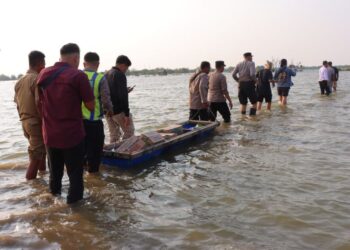 Warga Balok Kendal Tetap Bertahan Meski Dikepung Rob, Kapolres dan Pemkab Siapkan Bantuan 25 Tim Polres Kendal menerjang rob mengunjungi warga Kelurahan Balok, Kecamatan/Kabupaten Kendal pada Senin, 15 Juni 2026. (dok for Lingkarjateng.id)