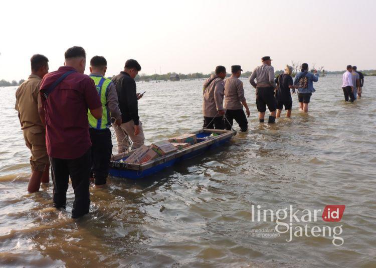 Warga Balok Kendal Tetap Bertahan Meski Dikepung Rob, Kapolres dan Pemkab Siapkan Bantuan 25 Tim Polres Kendal menerjang rob mengunjungi warga Kelurahan Balok, Kecamatan/Kabupaten Kendal pada Senin, 15 Juni 2026. (dok for Lingkarjateng.id)