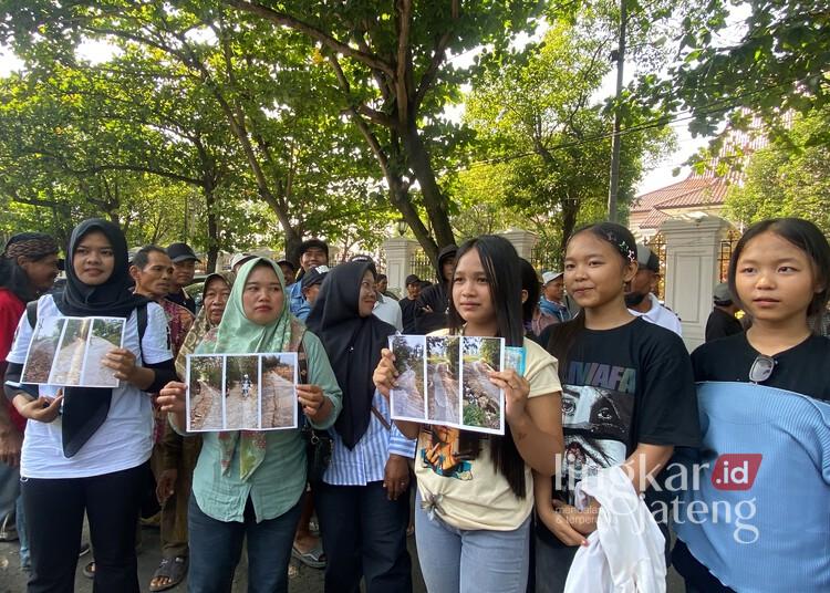 Pernah Dijanjikan Ditangani, Warga Tompegunung Tagih Perbaikan Jalan Penghubung Sukolilo-Kayen Pati 25 Sejumlah warga Desa Tompegunung, Kecamatan Sukolilo, mendatangi Kantor Bupati Pati untuk mendesak perbaikan jalan penghubung Sukolilo-Kayen, Rabu, 17 Juni 2026. (Mohammad Fahtur Rohman/Lingkarjateng.id)