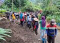 Tak Kunjung Diperbaiki, Warga Tembelang Gunung Pekalongan Swadaya Cor Jalan Rusak 34 Warga Dukuh Petungkon, Desa Tembelang Gunung, Kecamatan Lebakbarang, Kabupaten Pekalongan, gotong royong perbaiki jalan rusak di dukuh setempat, Senin, 22 Juni 2026. (Fahri Akbar/Lingkarjateng.id)