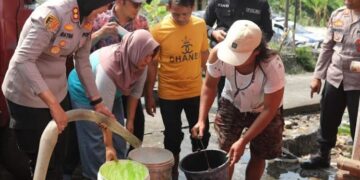 ILUSTRASI: Jajaran Polres Semarang menyalurkan pasokan air bersih di Dusun Kalisari, Desa Plumutan, Kecamatan Bancak, Kabupaten Semarang. (dok for Lingkarjateng.id)